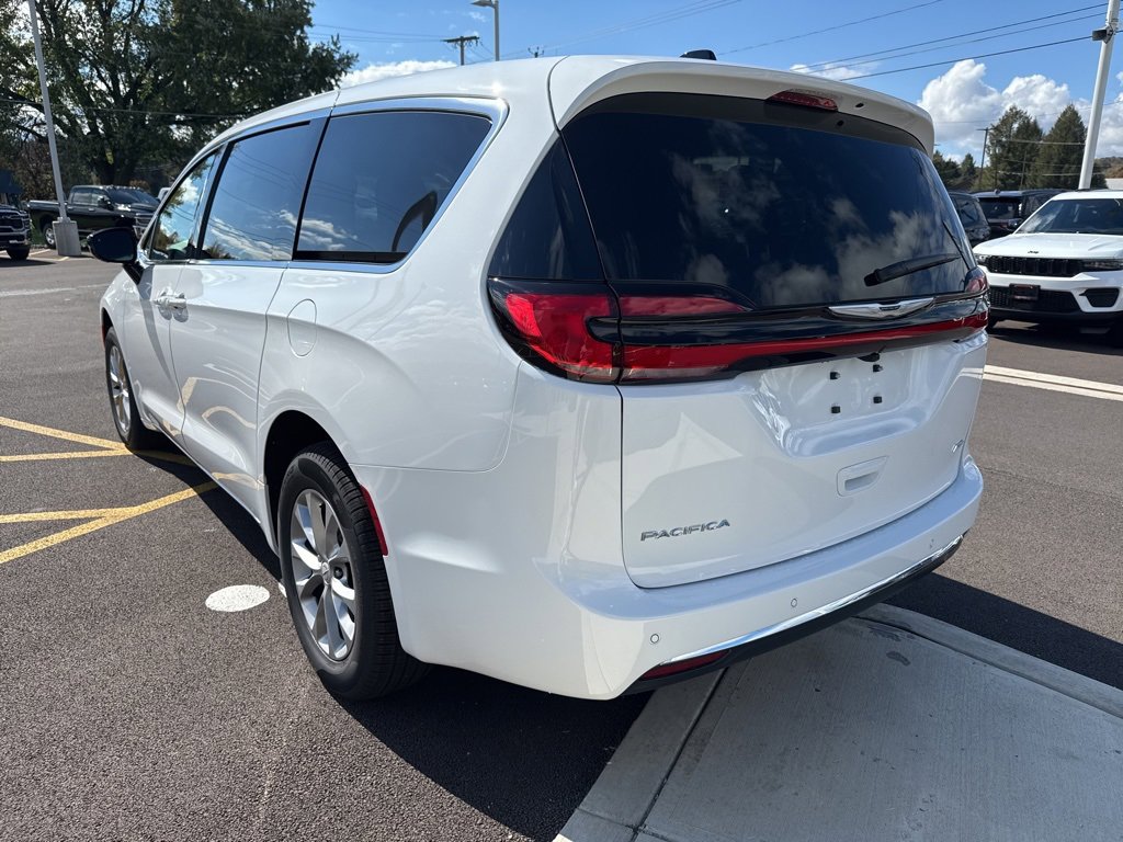 New 2026 Chrysler Pacifica Select image 5