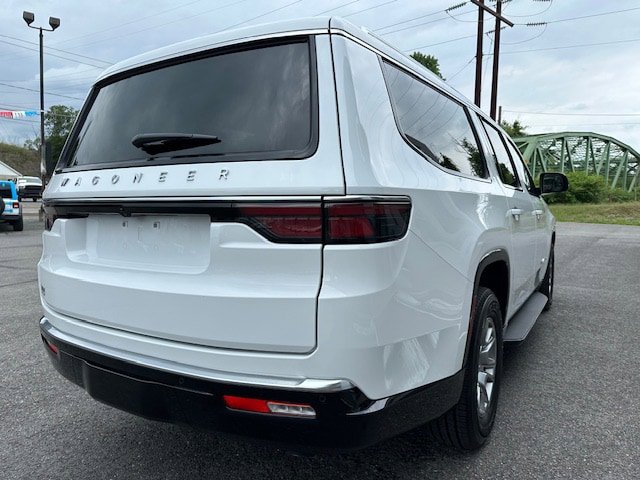 New 2024 Jeep Wagoneer L 4WD w/ Rear Seat Video Group 1 image 6