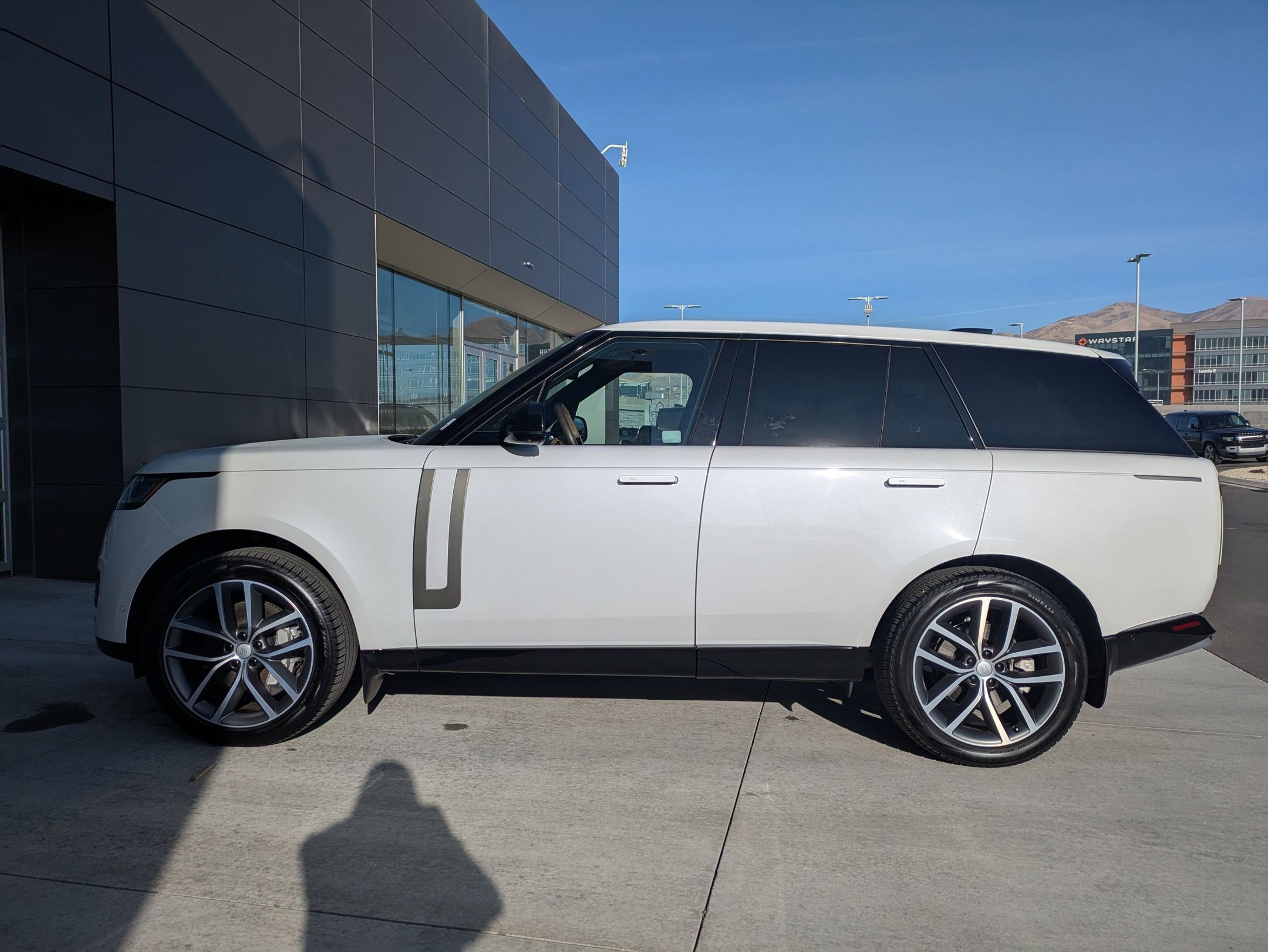 Certified 2024 Land Rover Range Rover SE image 9