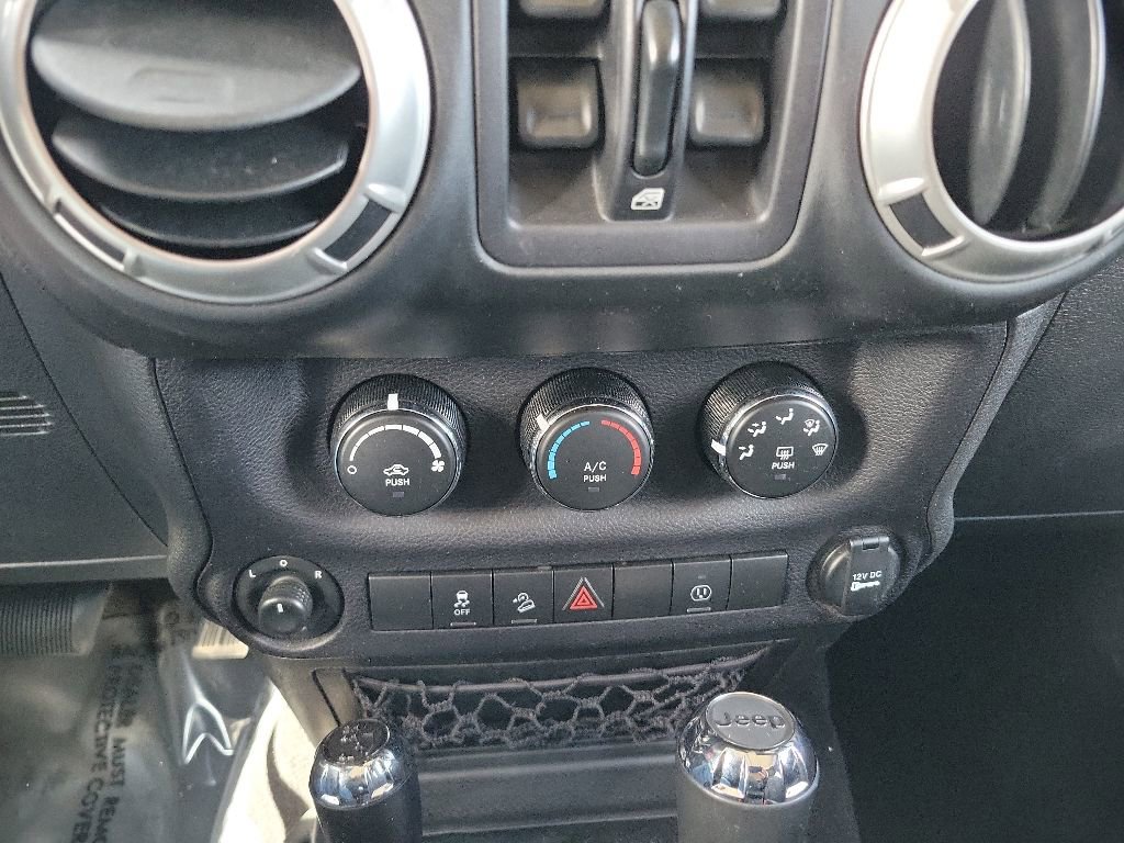 Used 2018 Jeep Wrangler Unlimited Sahara w/ Connectivity Group AWD/4WD image 14