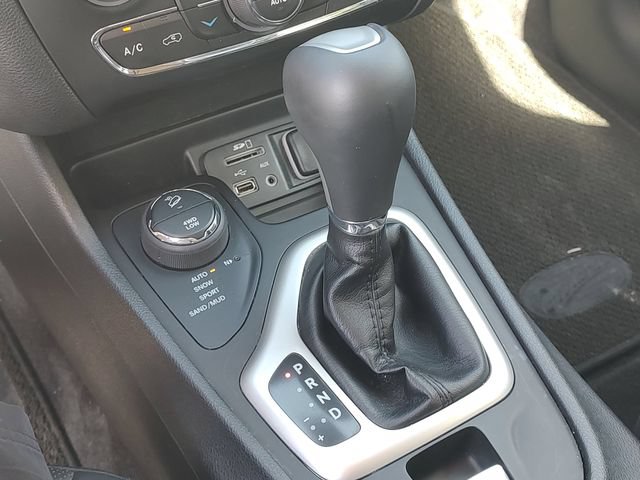 Used 2017 Jeep Cherokee Overland w/ Technology Group AWD/4WD image 19