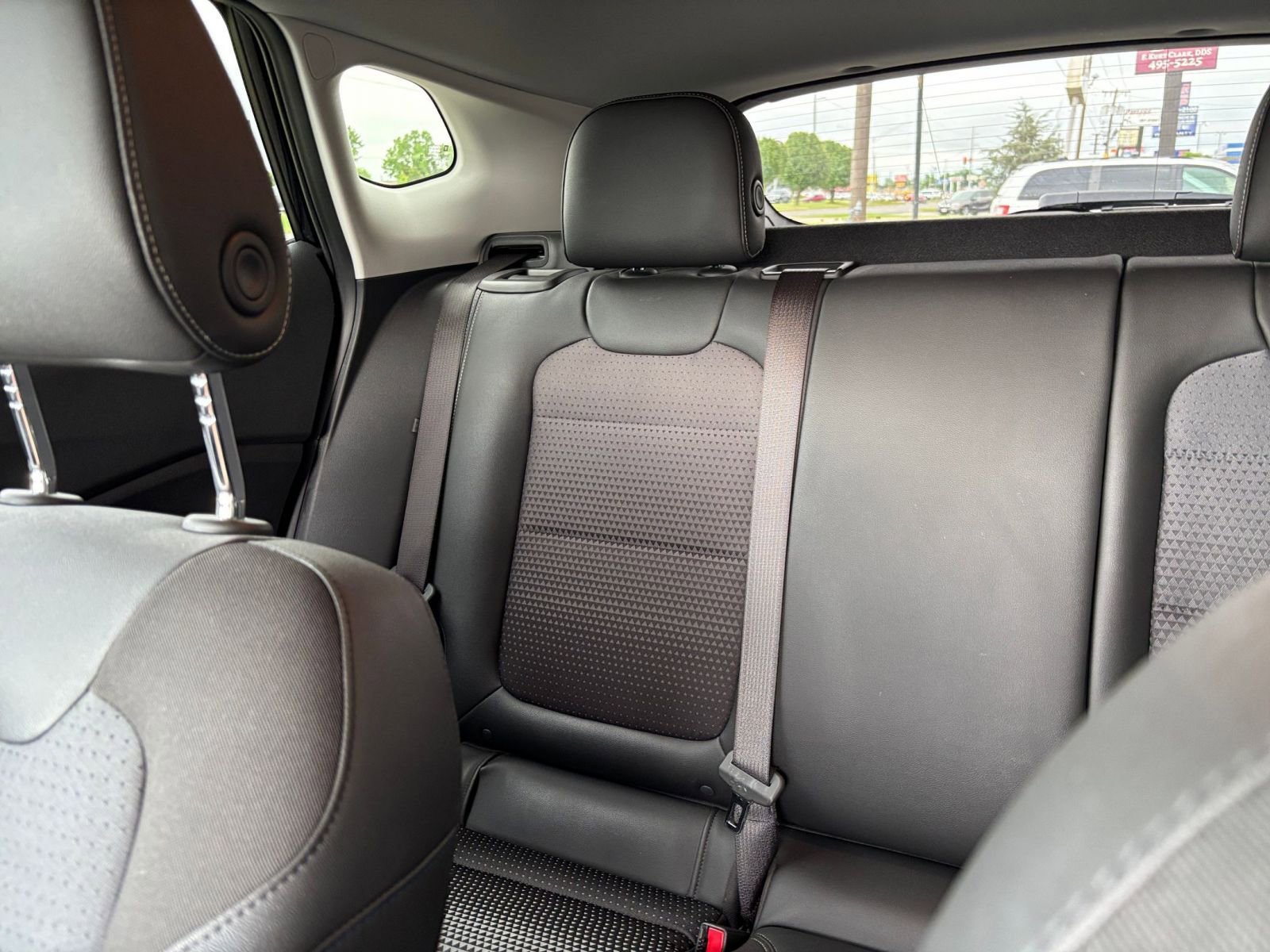 Used 2025 Chevrolet Trax LT FWD image 38