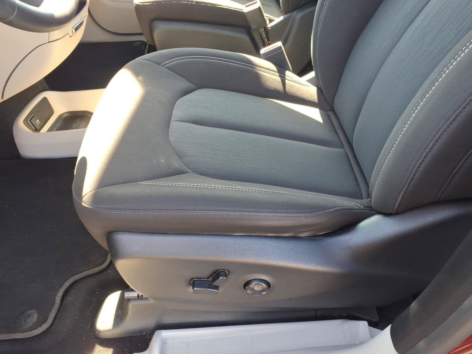 Used 2023 Chrysler Voyager LX FWD image 14