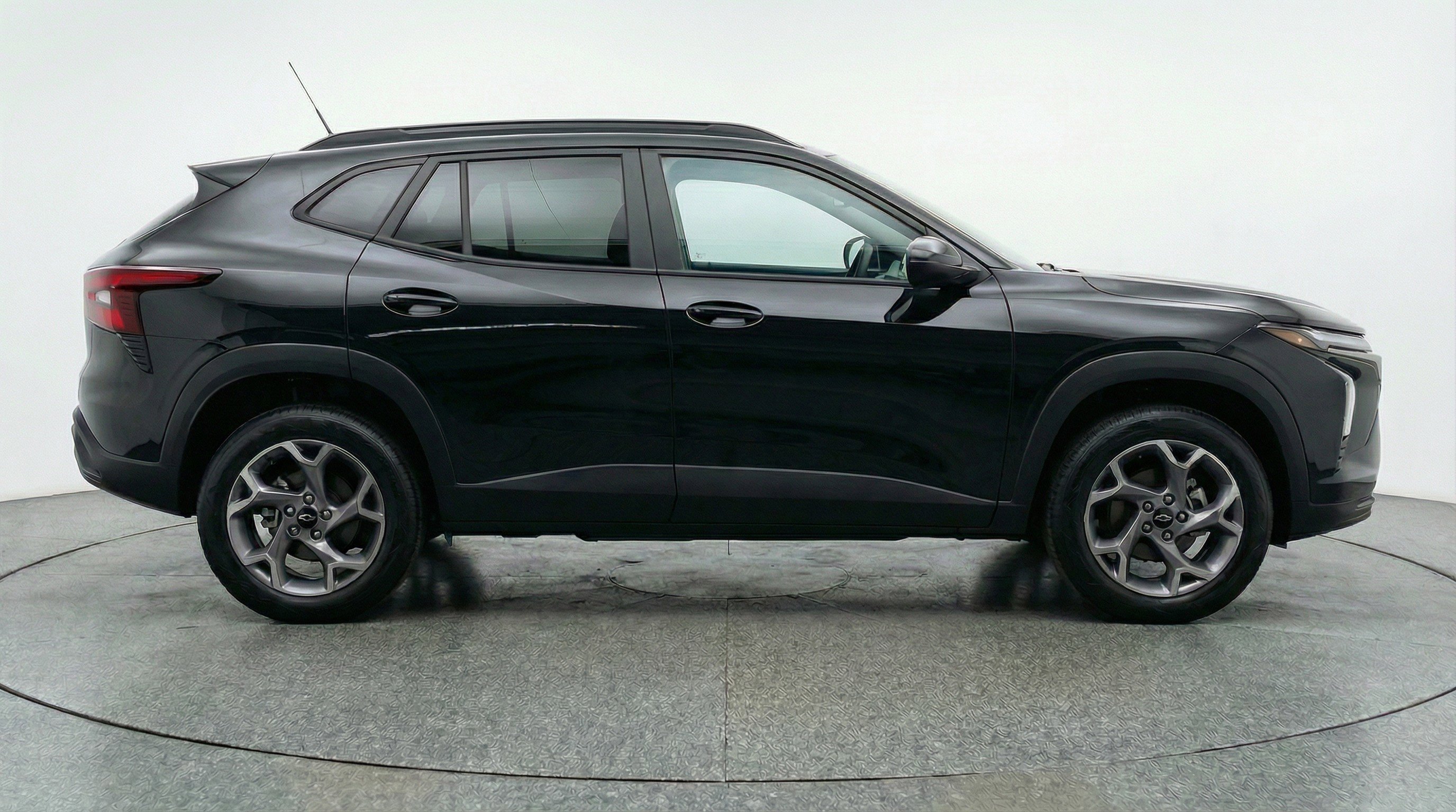 Used 2025 Chevrolet Trax LT FWD image 11