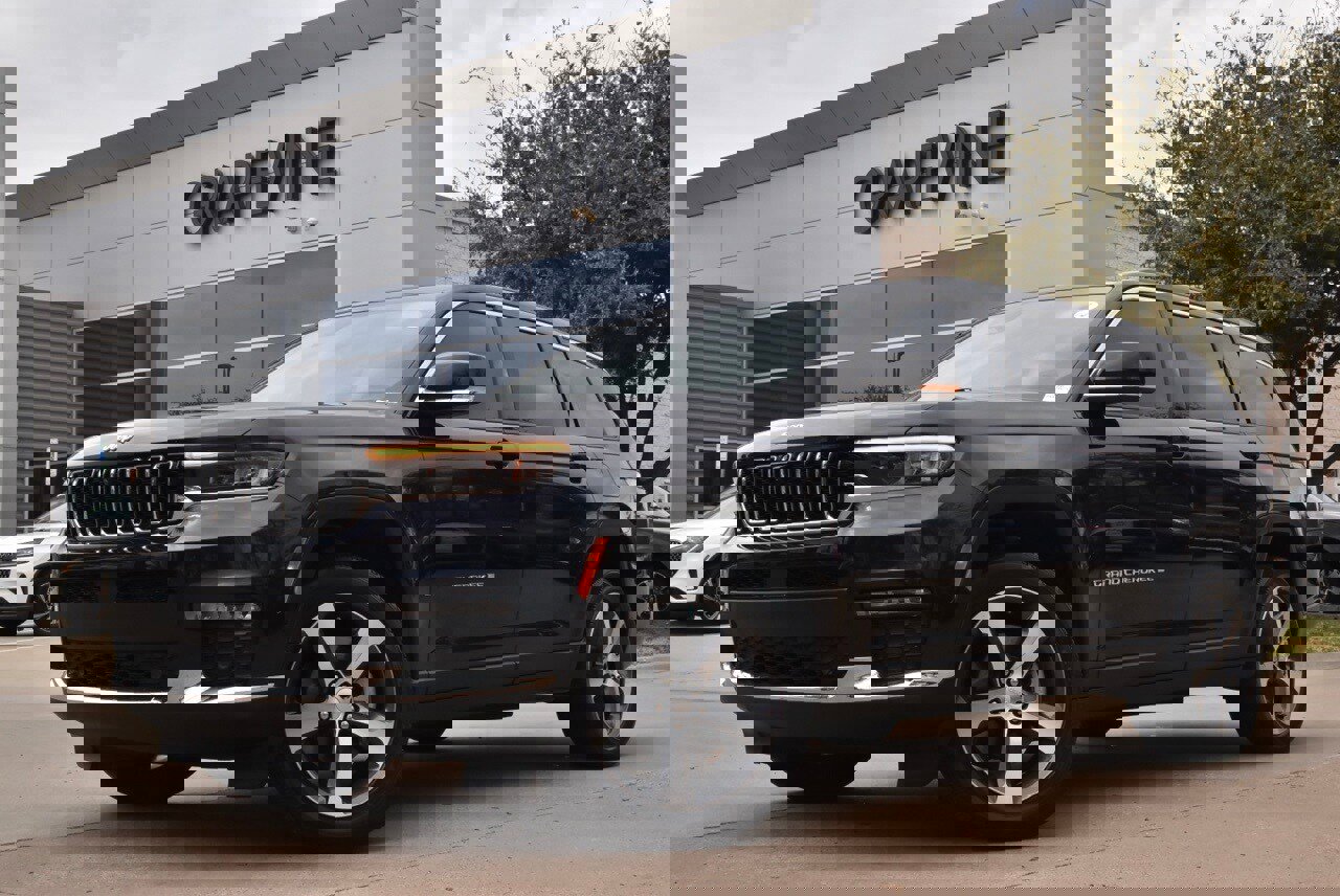 Used 2023 Jeep Grand Cherokee L Limited w/ Luxury Tech Group II image 2