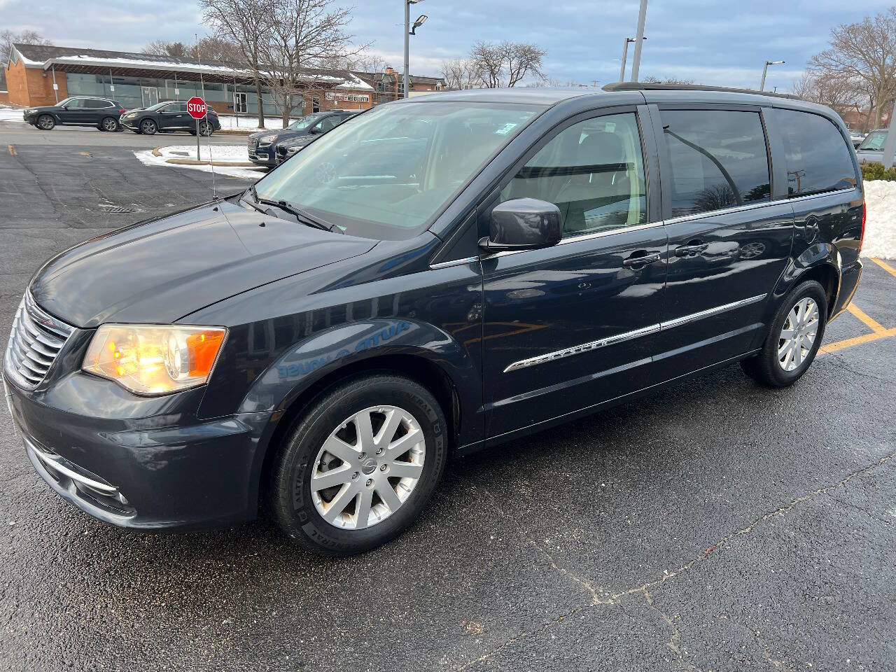 Used 2014 Chrysler Town & Country Touring image 6