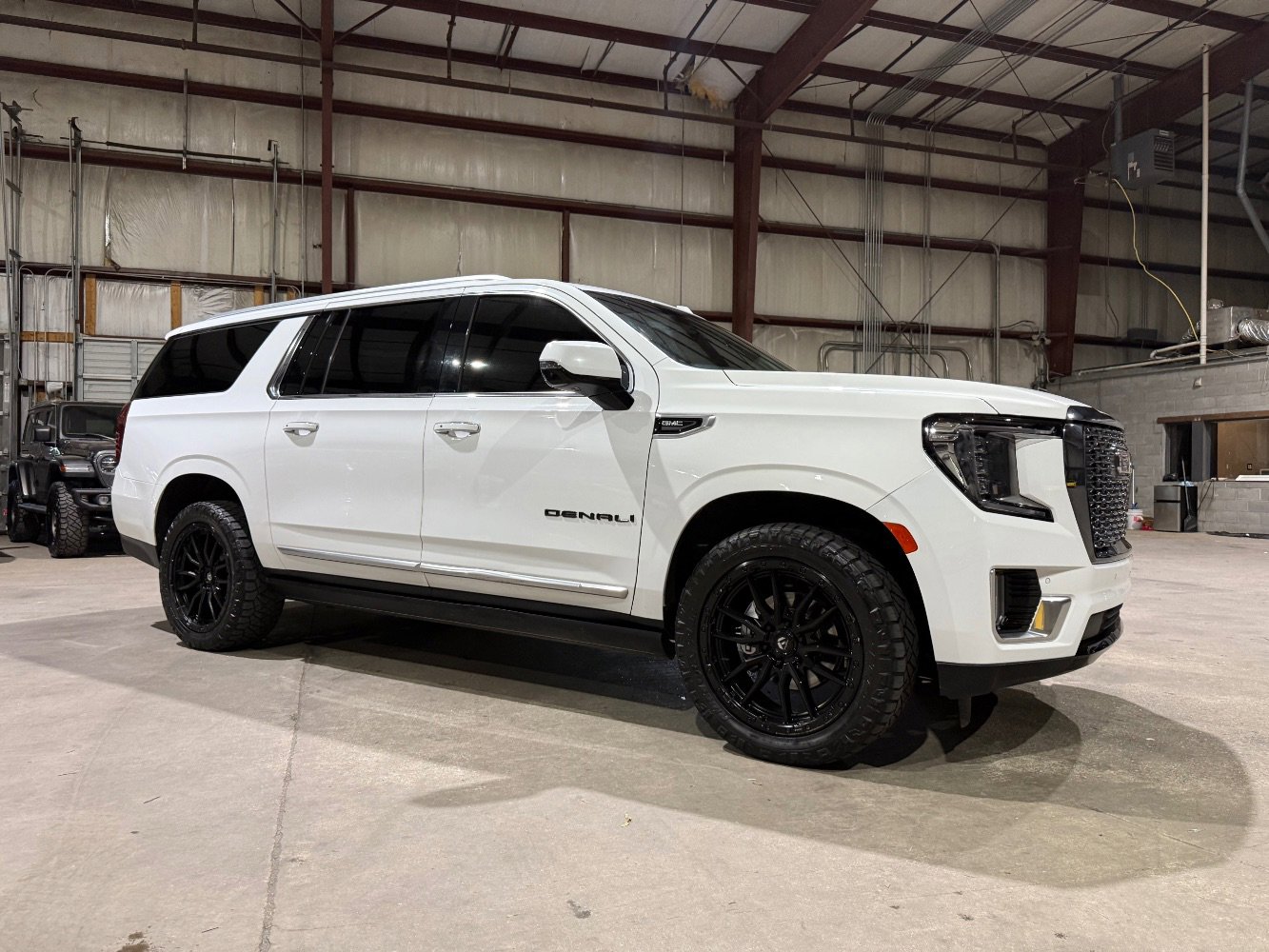 Used 2021 GMC Yukon XL Denali w/ Denali Premium Package image 4