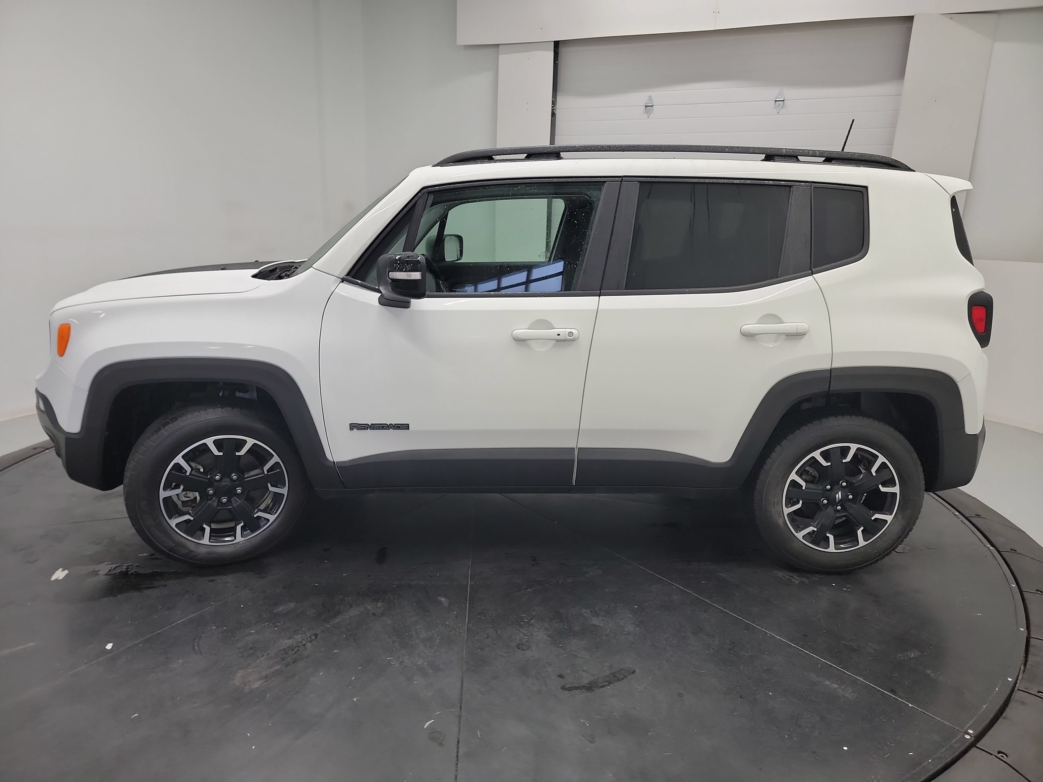 Used 2023 Jeep Renegade Latitude w/ Sun/Sound Group AWD/4WD image 4