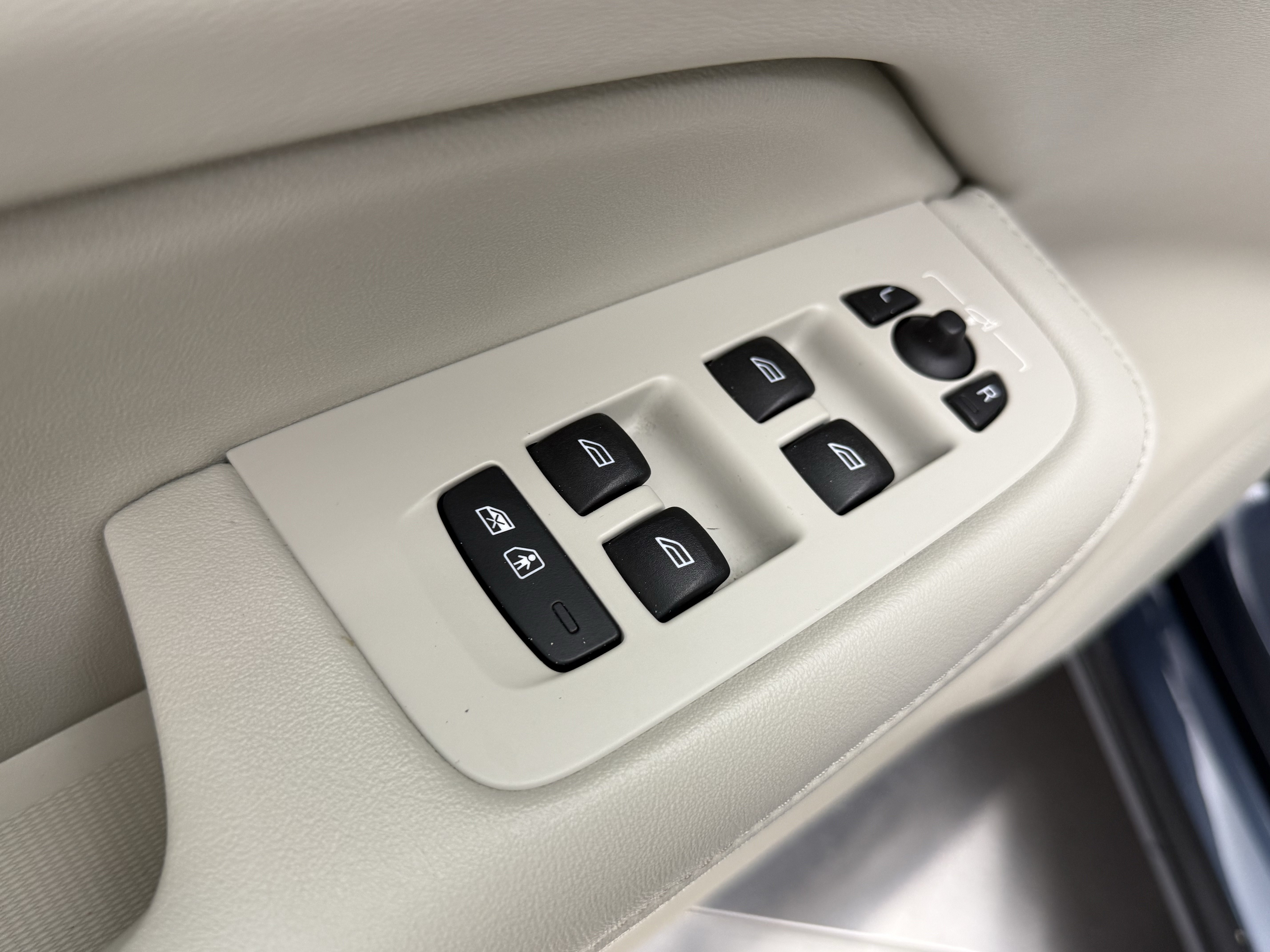 Certified 2024 Volvo S60 B5 Plus FWD image 11