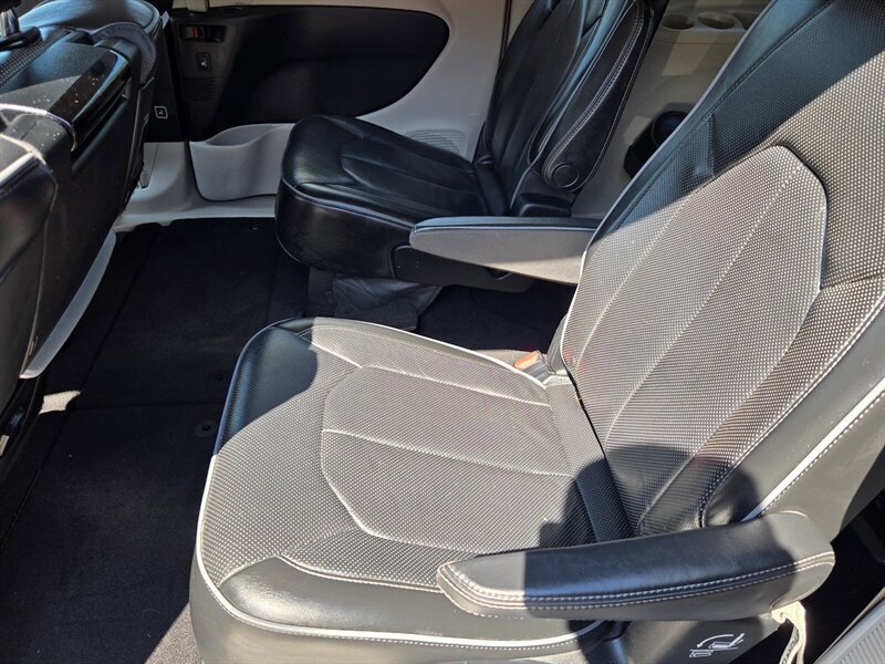 Used 2017 Chrysler Pacifica Limited FWD image 26