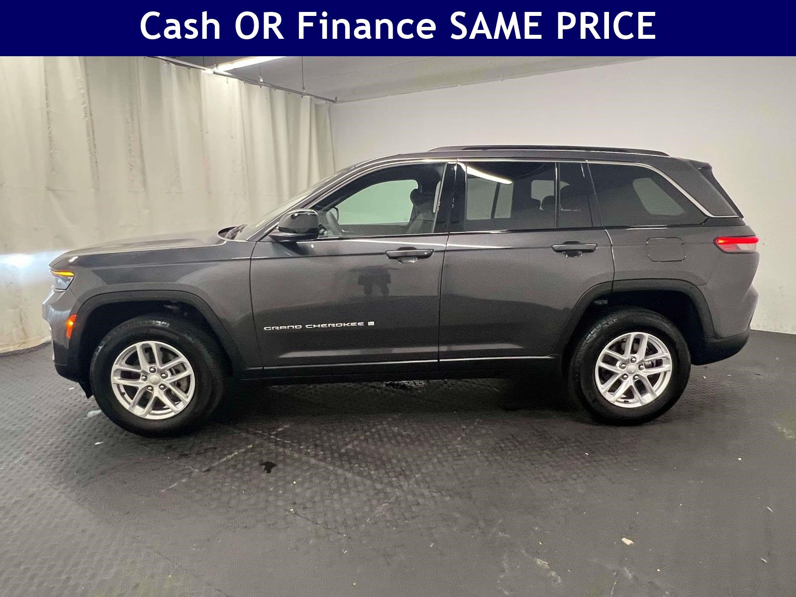 Used 2025 Jeep Grand Cherokee Laredo X w/ Luxury Tech Group I AWD/4WD image 9