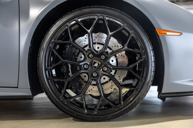 Used 2022 Lamborghini Huracan EVO RWD image 23
