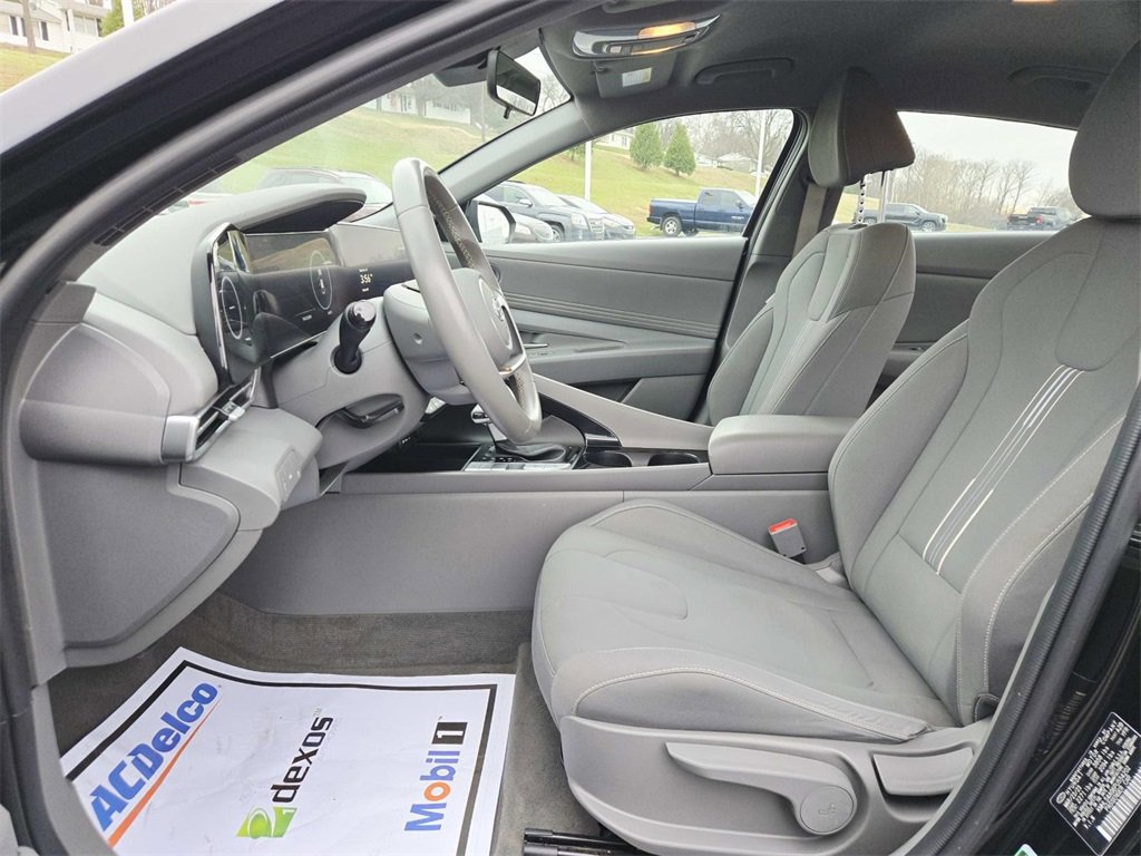 Used 2023 Hyundai Elantra SEL w/ Convenience Package image 11