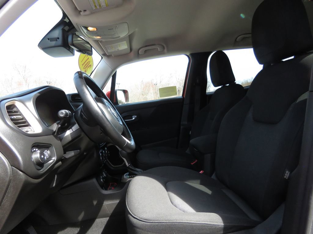 Used 2017 Jeep Renegade Latitude w/ Popular Equipment Group image 10