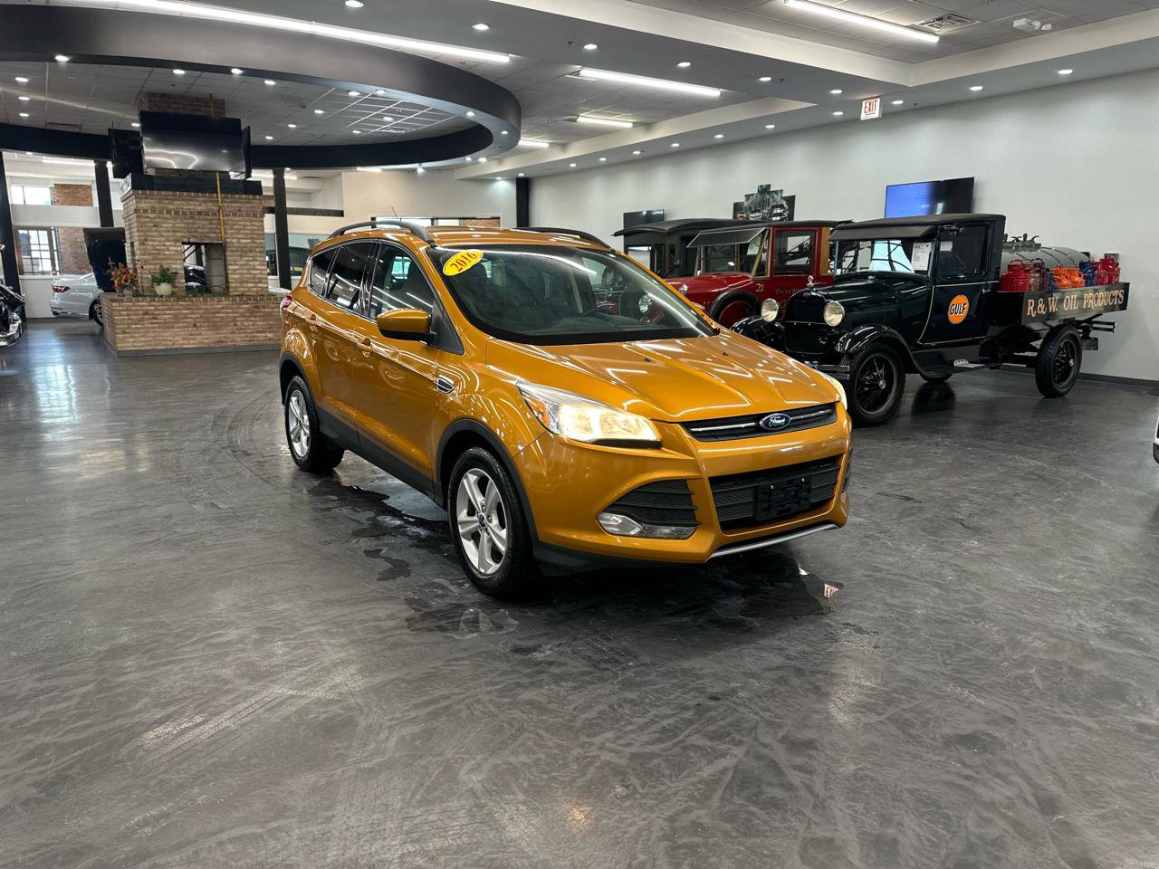 Used 2016 Ford Escape SE w/ Equipment Group 201A FWD image 3