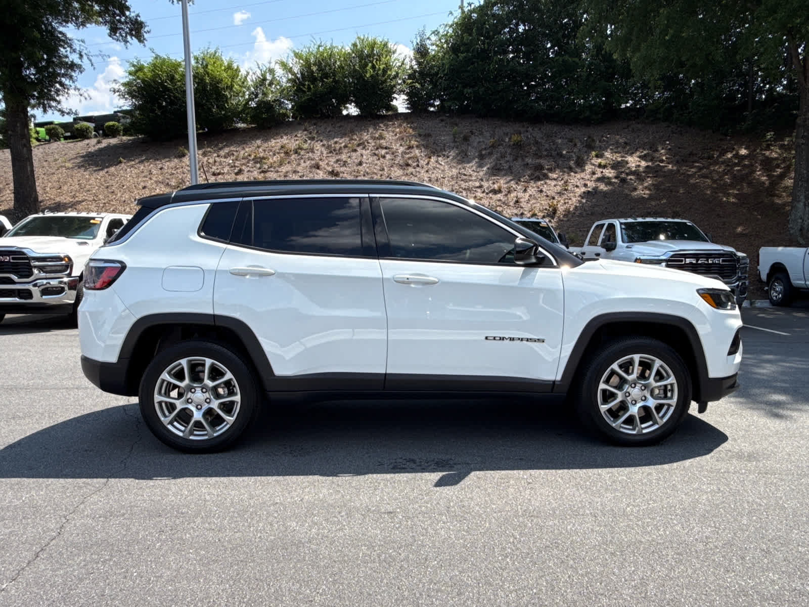 Used 2024 Jeep Compass Latitude w/ Sun and Sound Group AWD/4WD image 6