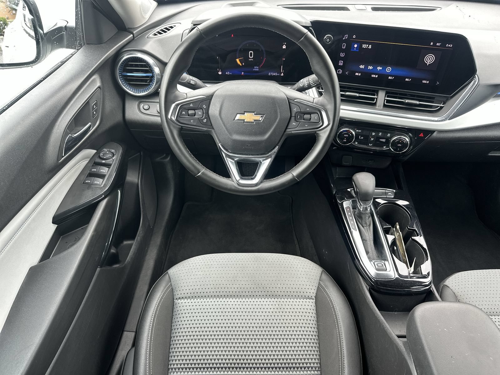 Used 2025 Chevrolet Trax LT w/ LT Convenience Package FWD image 17