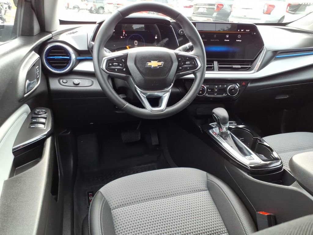 Used 2025 Chevrolet Trax LT w/ LT Convenience Package FWD image 12
