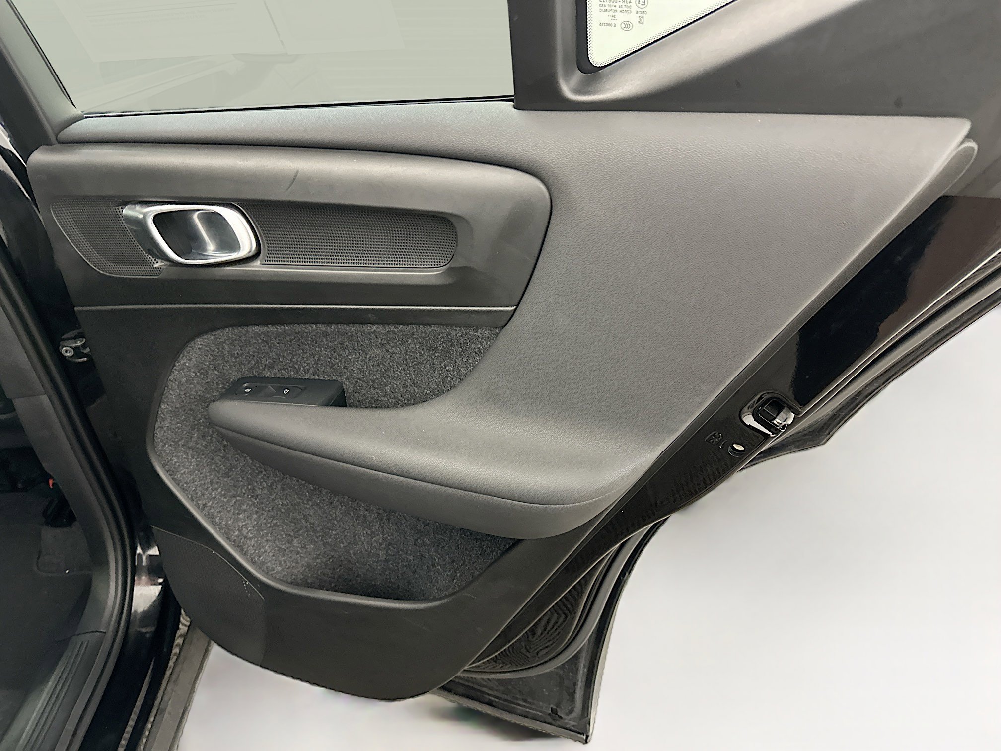 Used 2025 Volvo XC40 B5 Core image 33