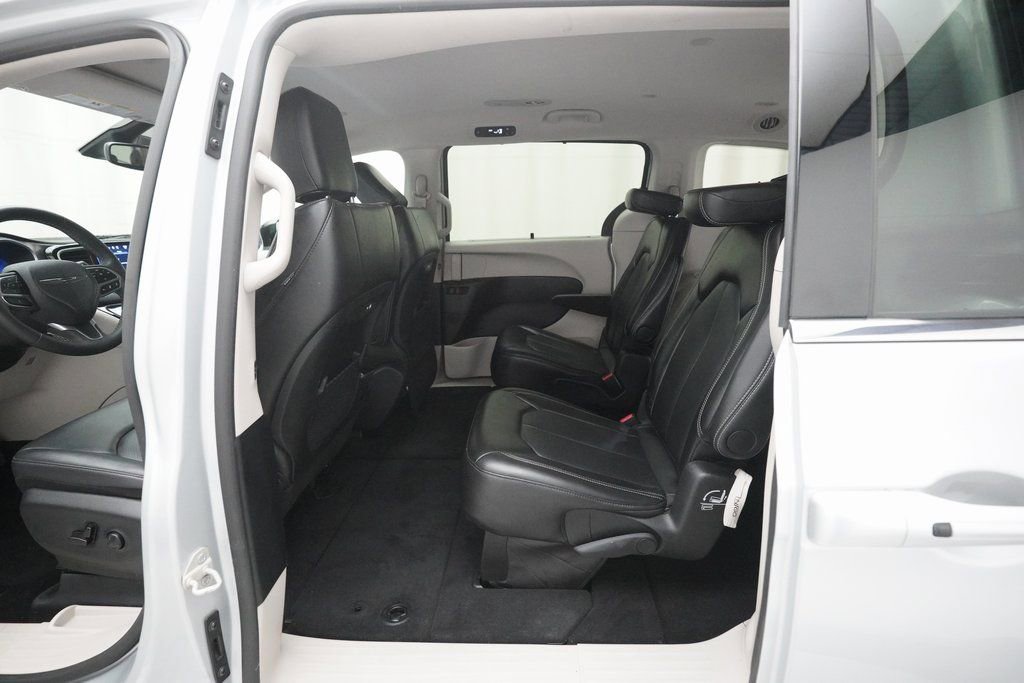 Used 2024 Chrysler Pacifica Touring-L image 16