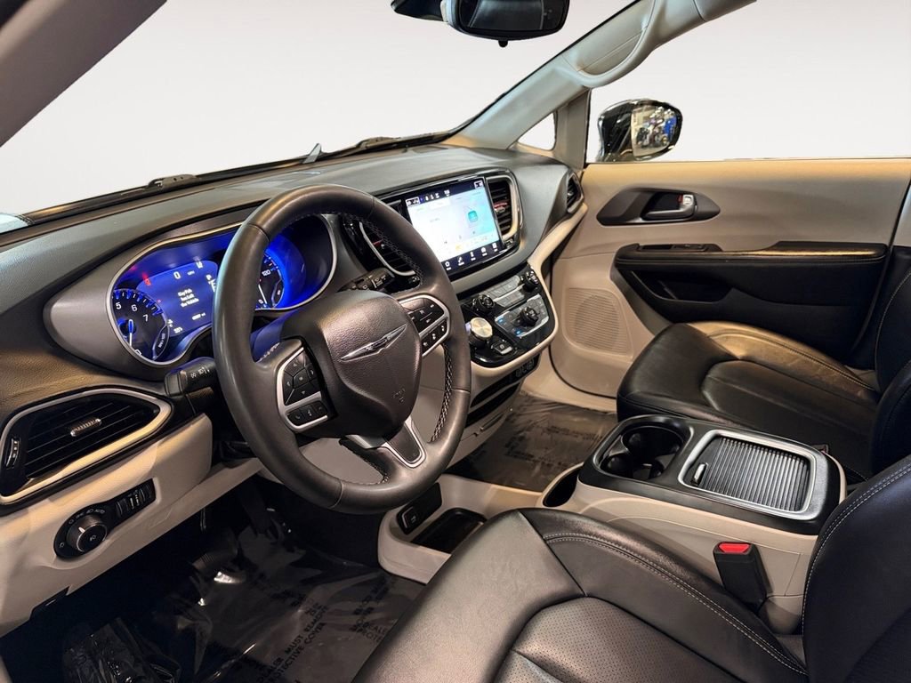 Used 2024 Chrysler Pacifica Touring-L image 10