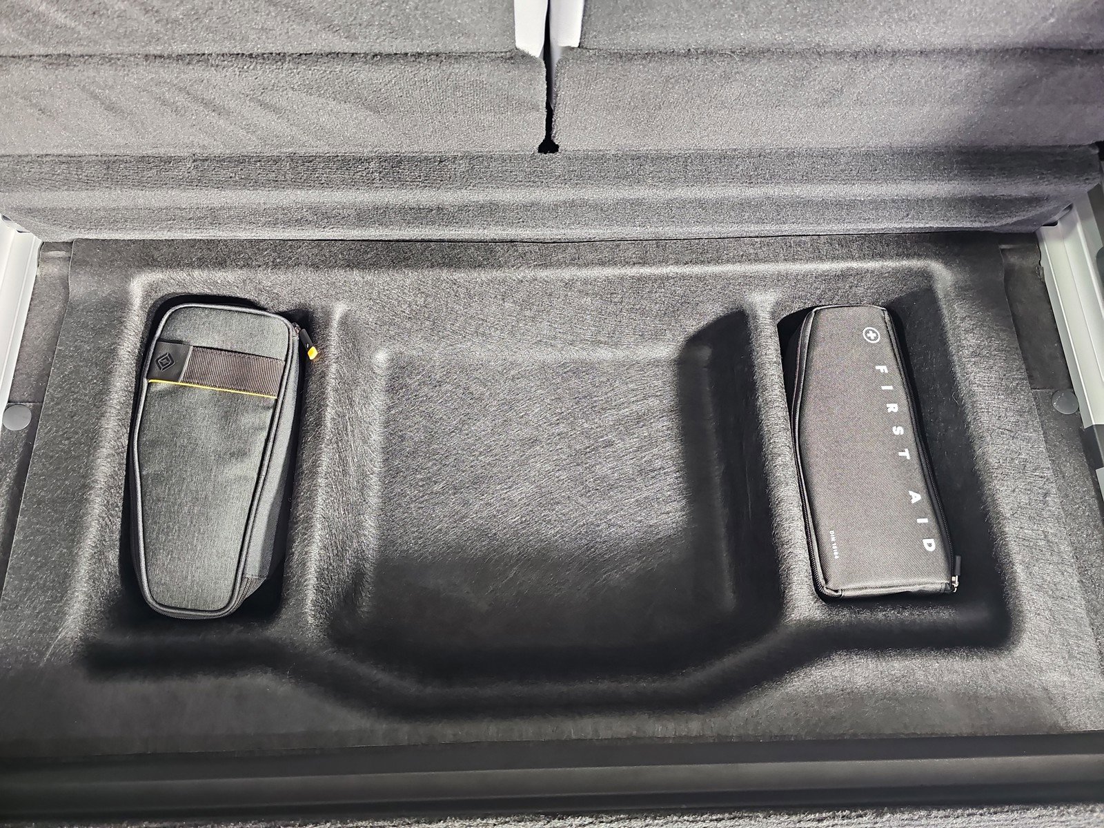 Used 2024 Rivian R1S Adventure image 33