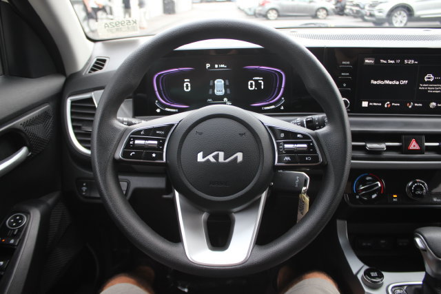 Used 2025 Kia Seltos LX AWD/4WD image 13