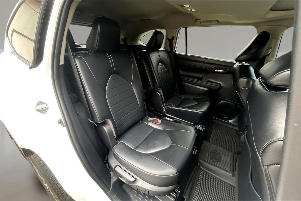 Used 2022 Toyota Highlander XLE image 25