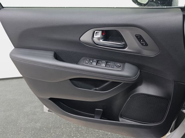 Used 2025 Chrysler Pacifica Select image 25