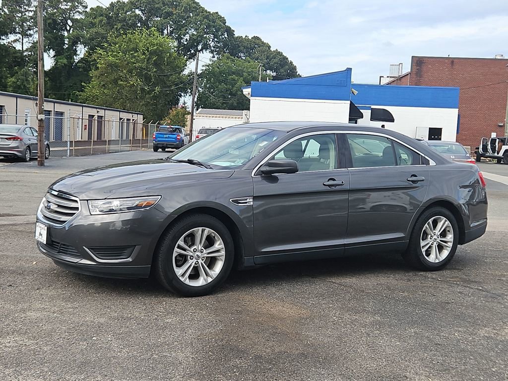 Used 2017 Ford Taurus SE image 3