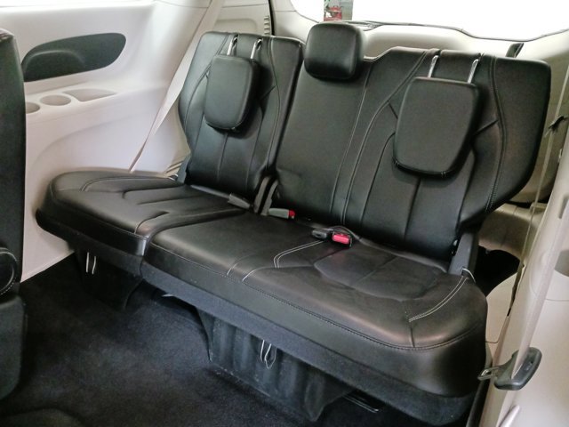 Used 2024 Chrysler Pacifica Touring-L image 32