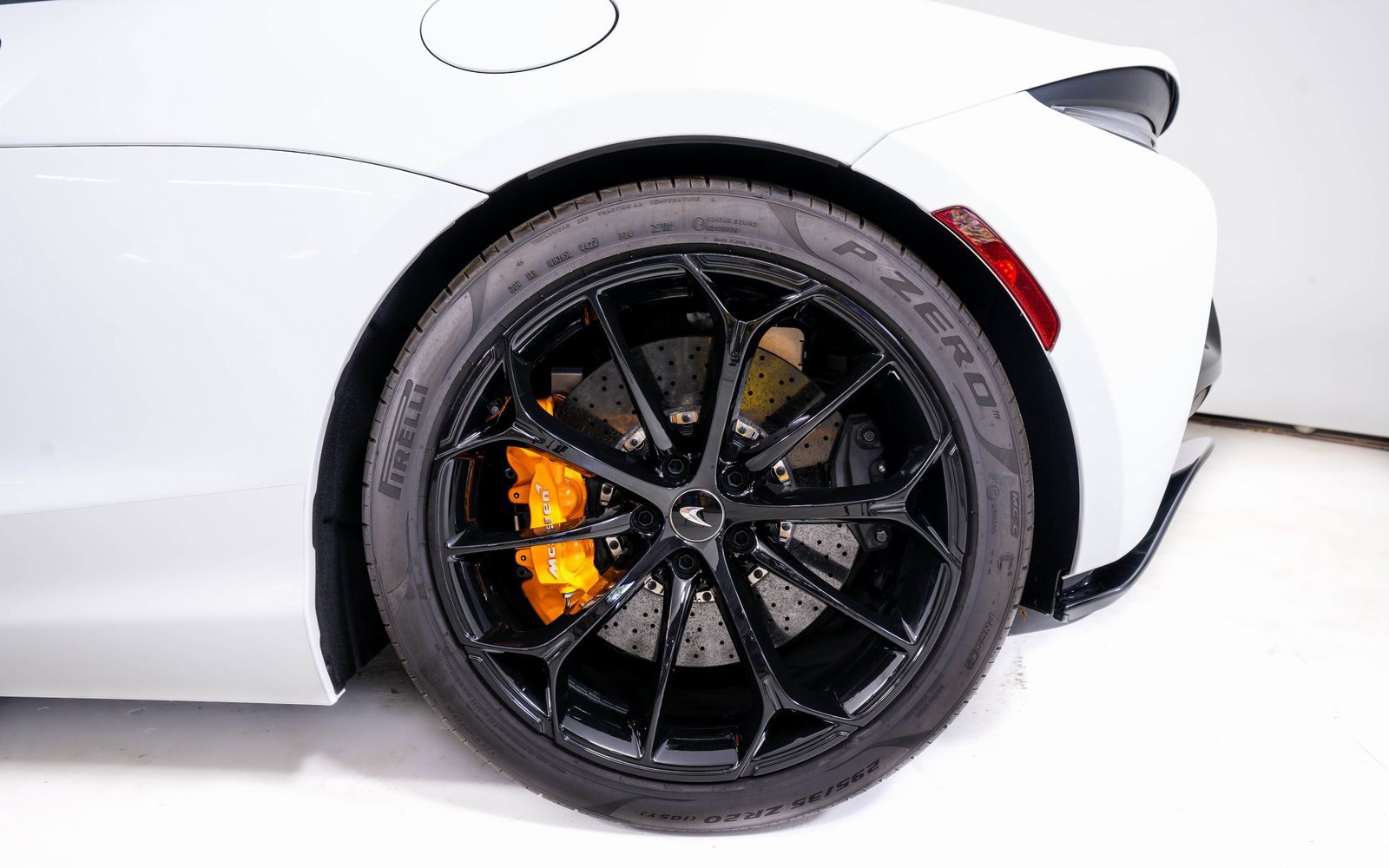 Used 2023 McLaren Artura image 14