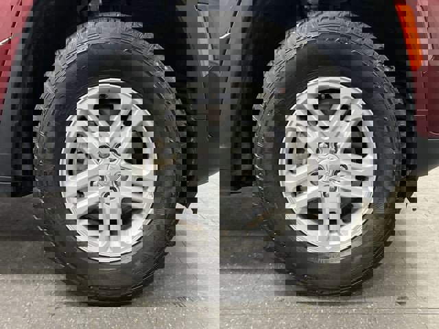 Used 2023 Jeep Grand Cherokee Laredo image 32