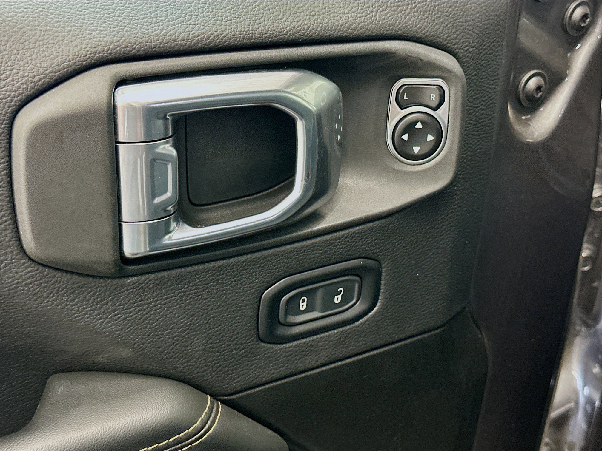 Used 2025 Jeep Wrangler Sahara image 15