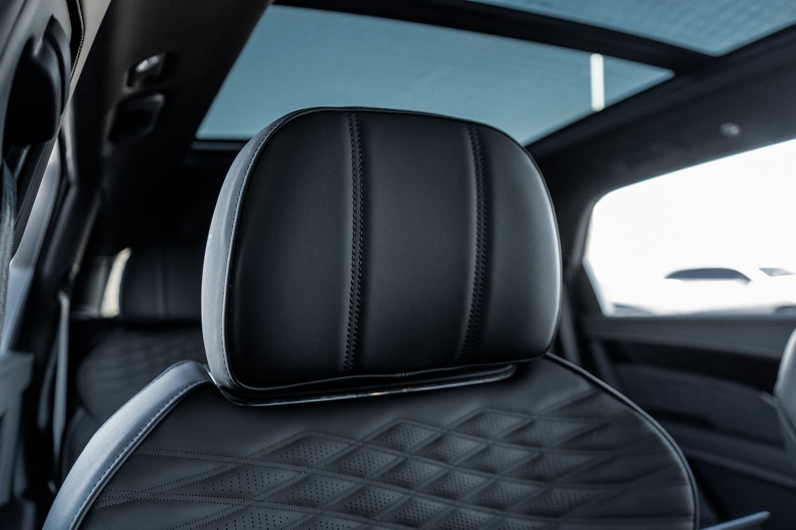 Used 2024 Bentley Bentayga Extended Wheelbase image 39