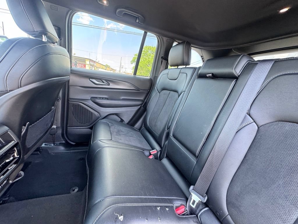 Used 2024 Jeep Grand Cherokee Altitude AWD/4WD image 16