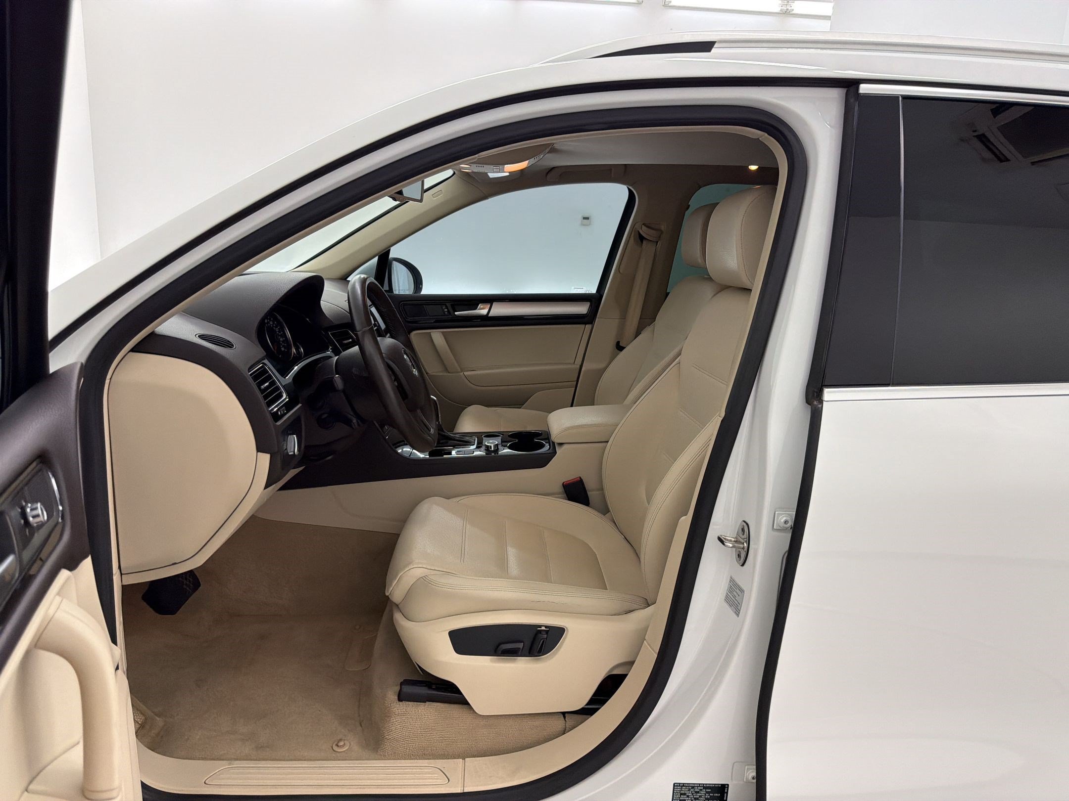 Used 2013 Volkswagen Touareg Sport AWD/4WD image 5