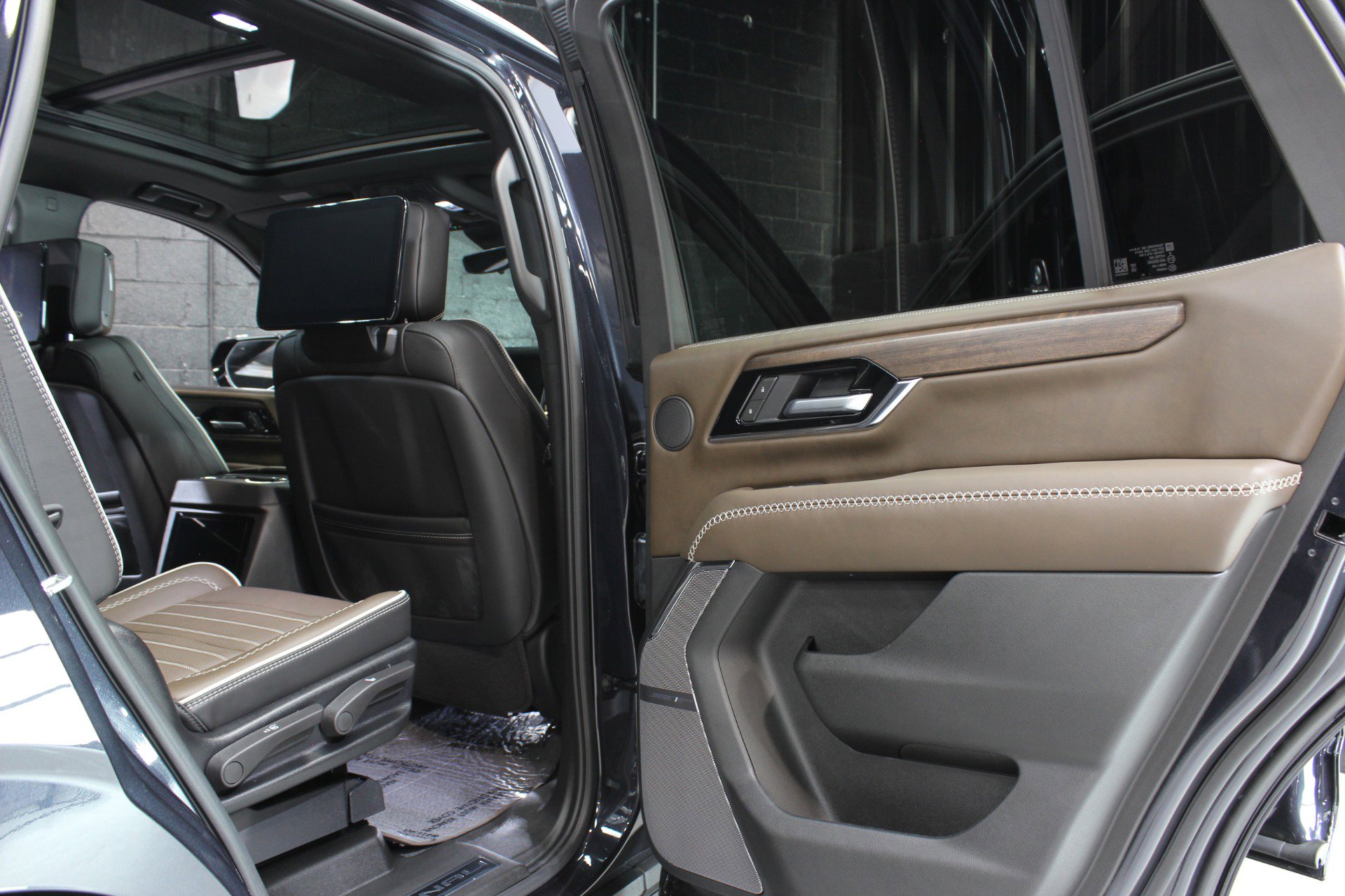 Used 2025 GMC Yukon Denali Ultimate w/ LPO, Floor Liner Package AWD/4WD image 47
