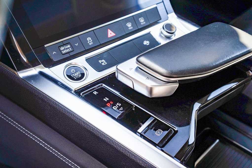 Used 2022 Audi e-tron Premium w/ Convenience Plus Package AWD/4WD image 22