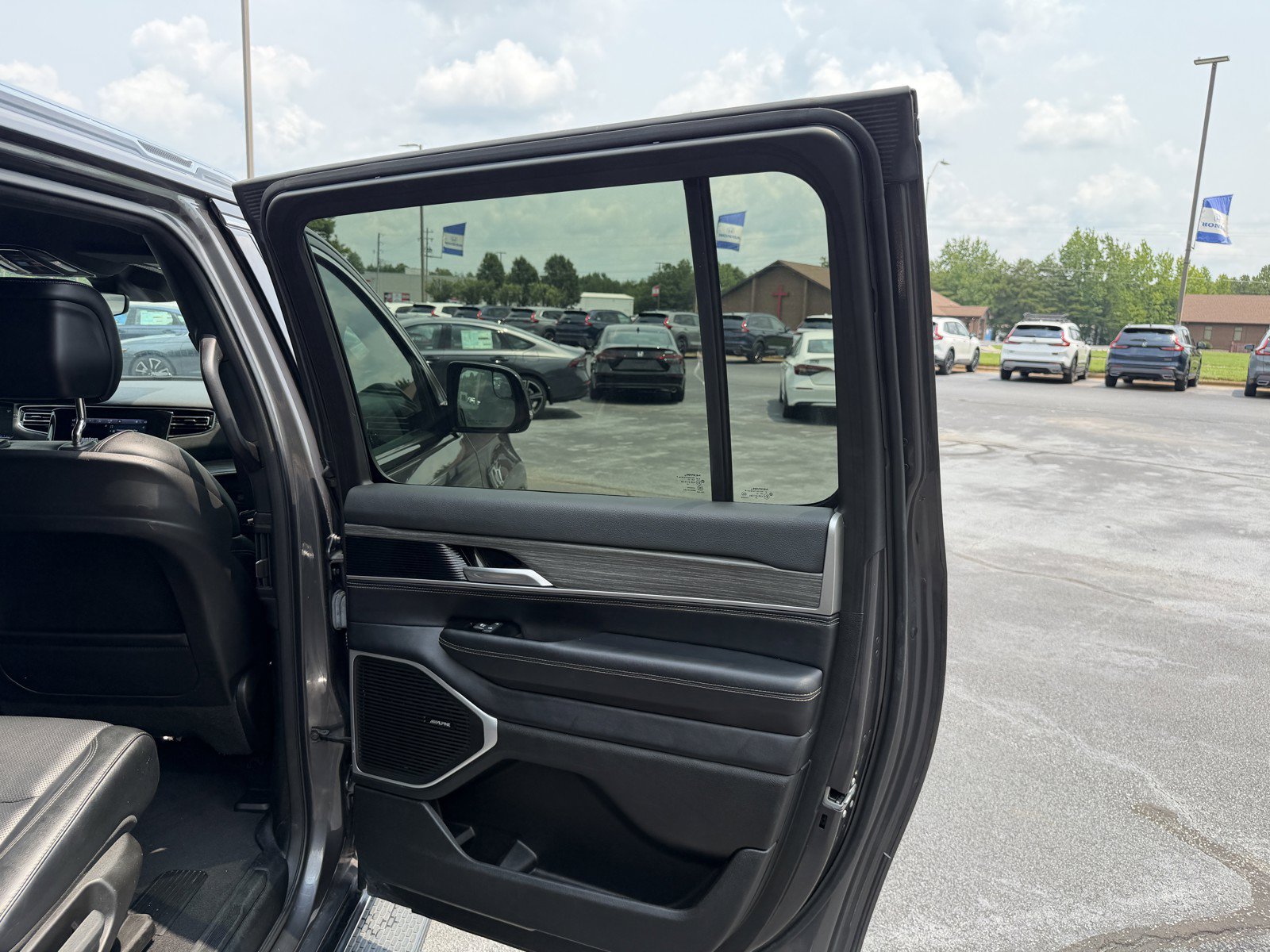 Used 2024 Jeep Wagoneer L Series III w/ Flexible Seating Group AWD/4WD image 15