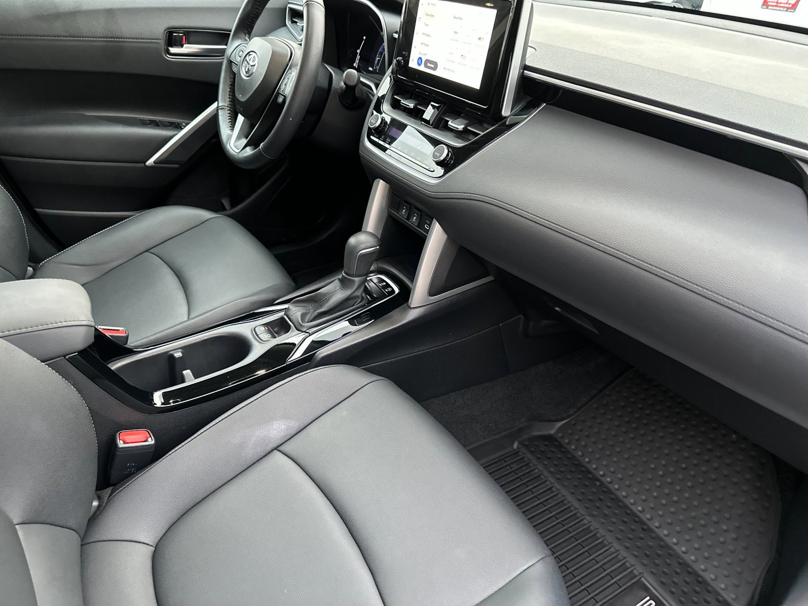 Used 2023 Toyota Corolla Cross XLE image 16