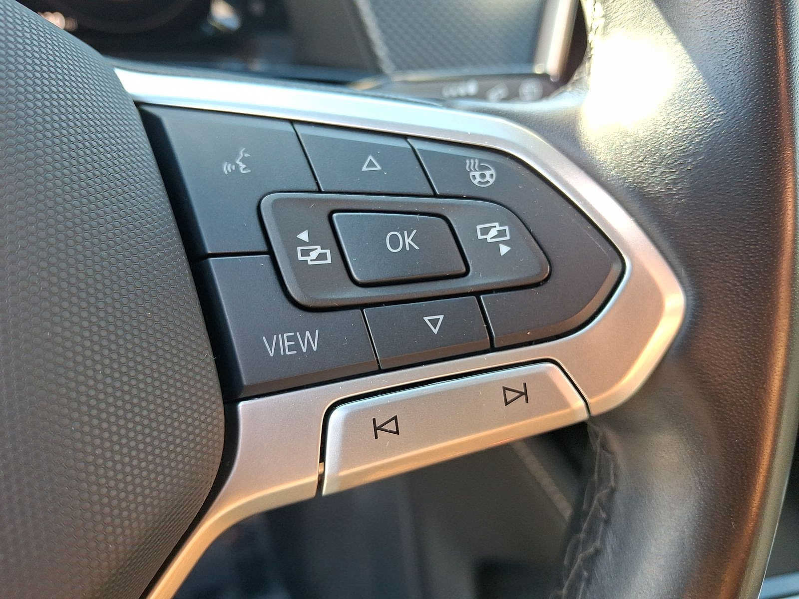 Used 2024 Volkswagen Atlas Cross Sport SEL R-Line AWD/4WD image 24