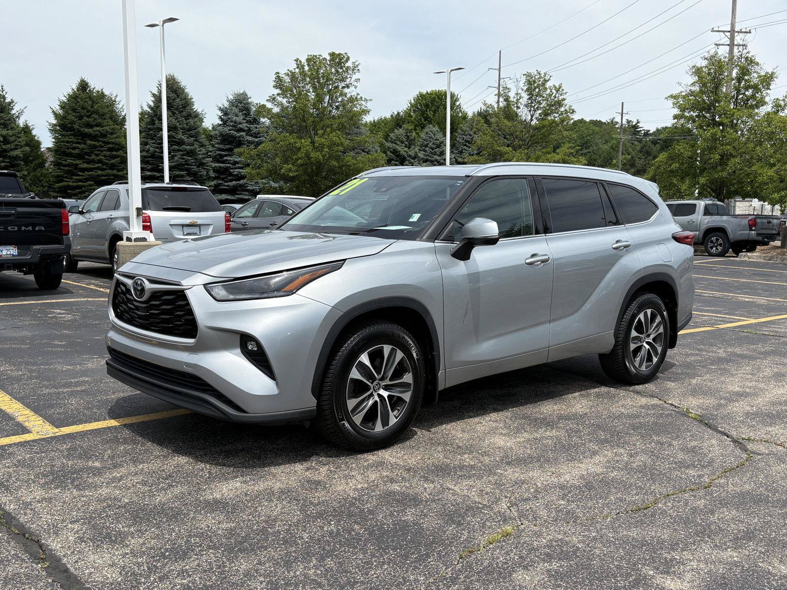 Used 2021 Toyota Highlander XLE AWD/4WD image 3