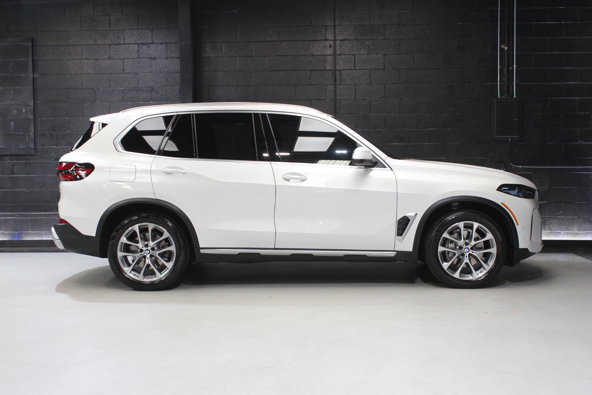 Used 2024 BMW X5 sDrive40i w/ Premium Package image 17