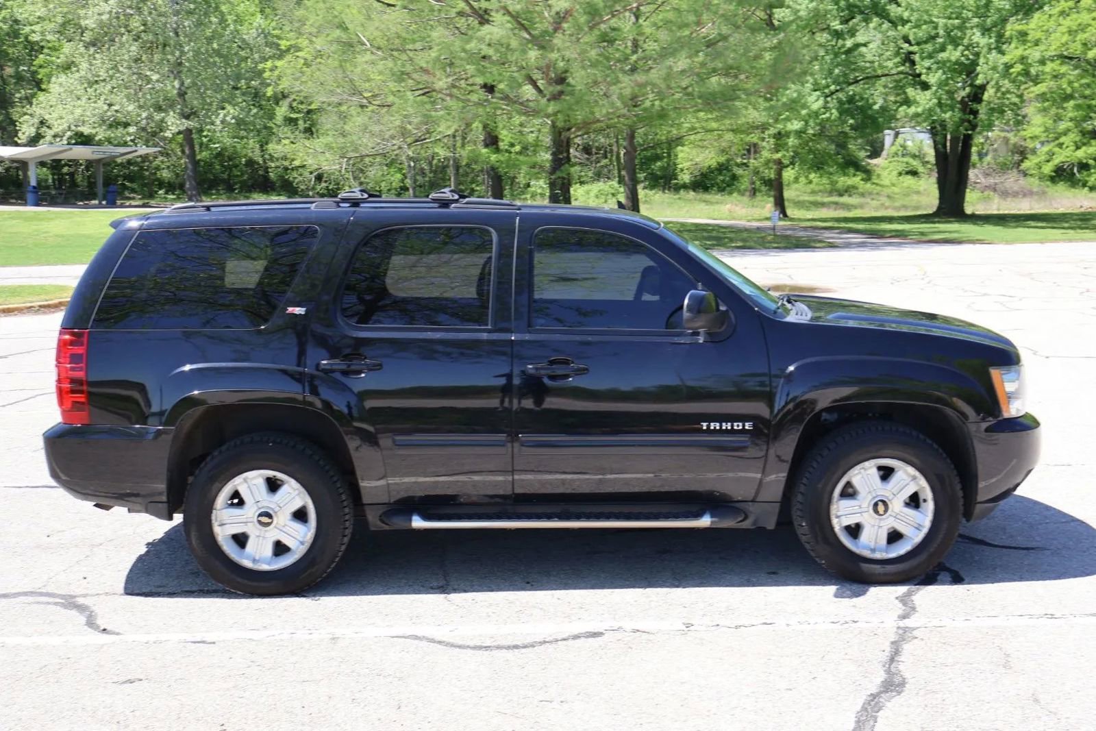 Used 2010 Chevrolet Tahoe LT w/ Luxury Package AWD/4WD image 4
