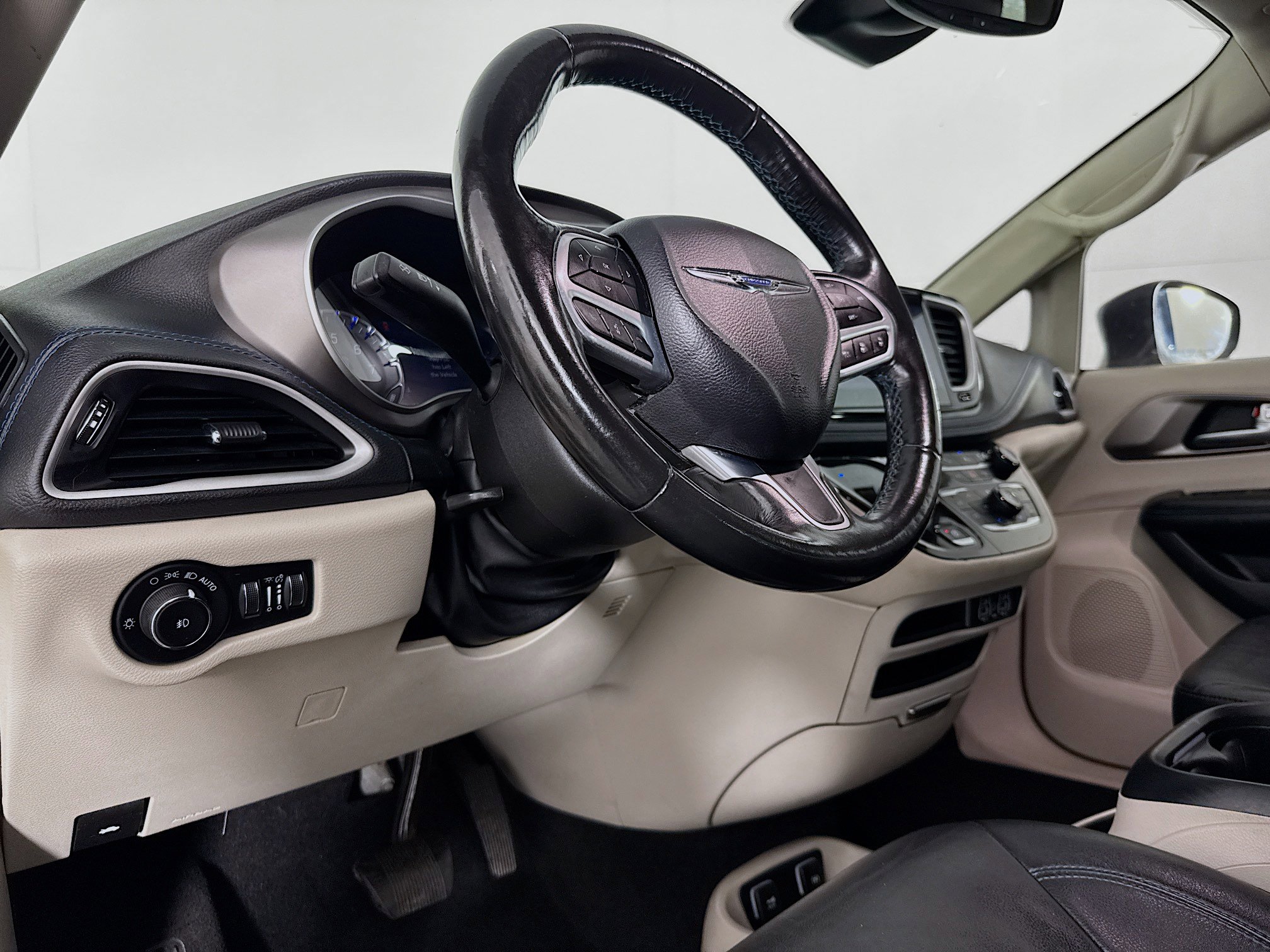 Used 2021 Chrysler Pacifica Touring-L image 22