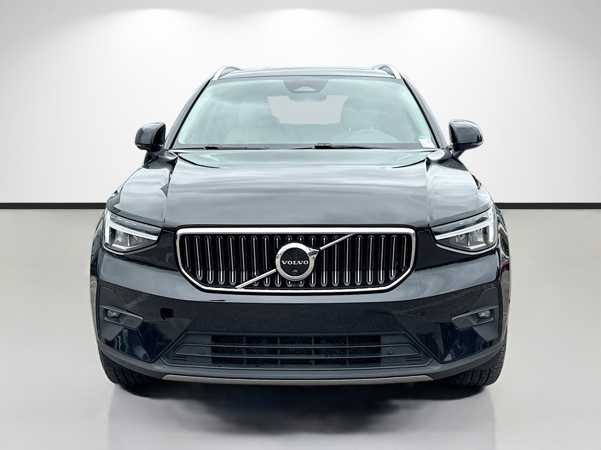 Used 2023 Volvo XC40 B5 Plus image 8