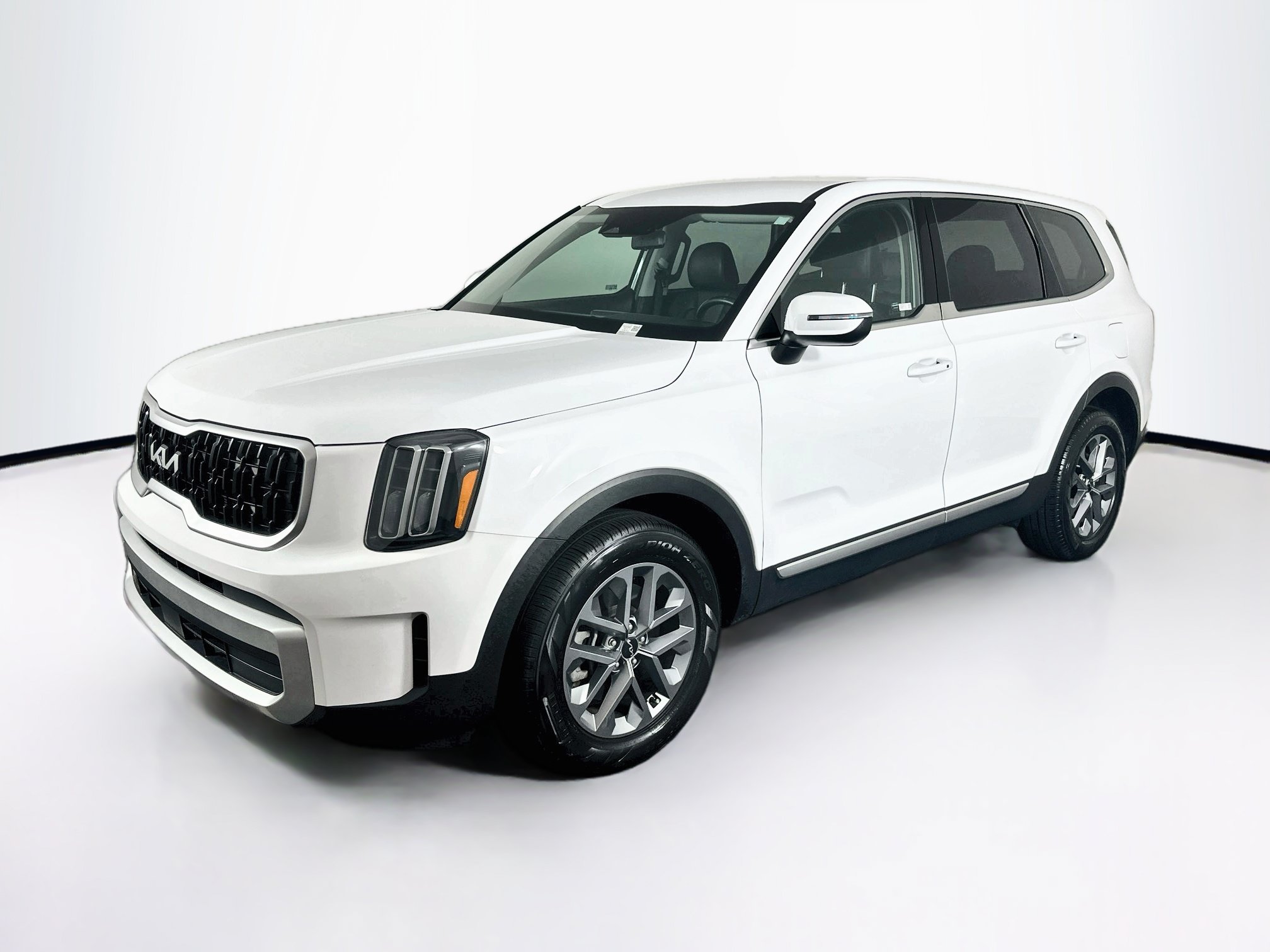 Used 2024 Kia Telluride LX FWD image 3