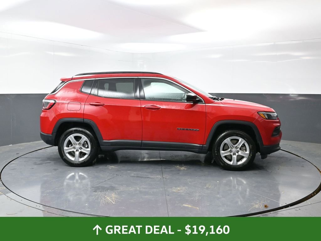 Used 2024 Jeep Compass Latitude image 3