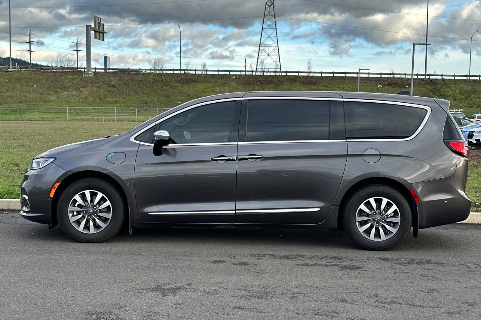 Used 2023 Chrysler Pacifica Limited w/ Uconnect Theater Family Group image 6